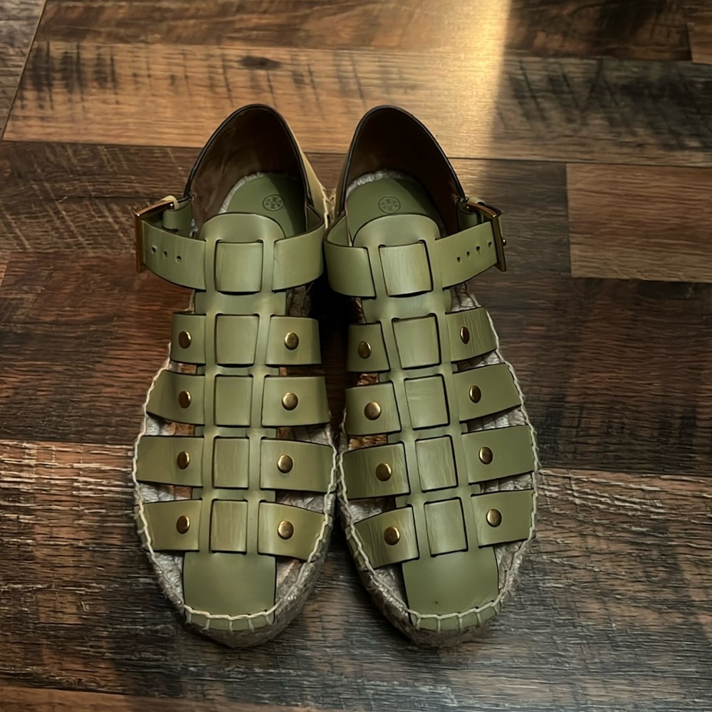 Tory Burch women’s platform espadrille sandal. Olive green. Size 5M. NWOT.